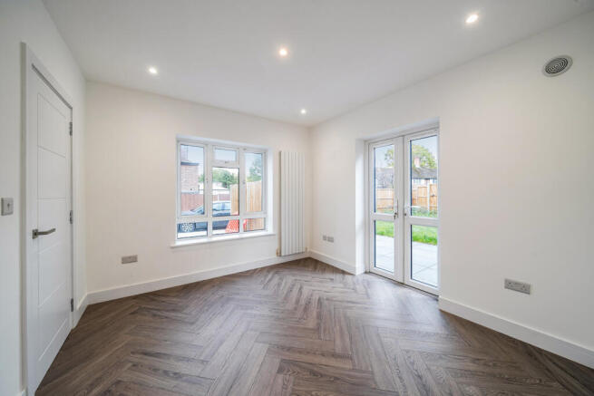 1372080-4-68f79a2...