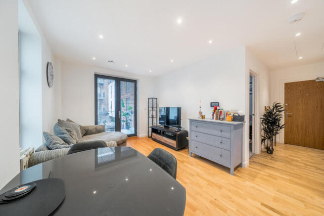 1374217-5-69087a4...