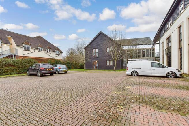 Gsbq7 - Driveway-Parking