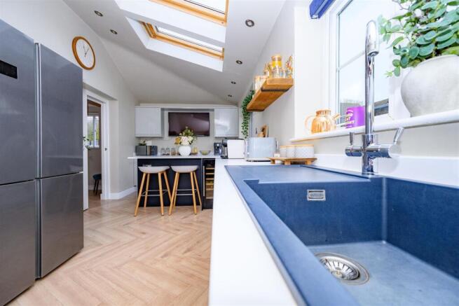 Kitchen/ Breakfast Room