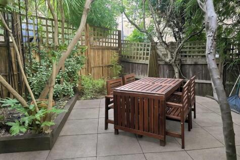 Salusbury Road, Queen's Park