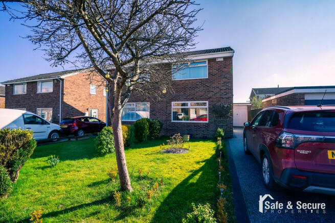 32 Leyland Close-...