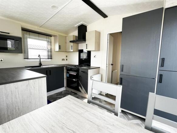Kitchen 2.jpg