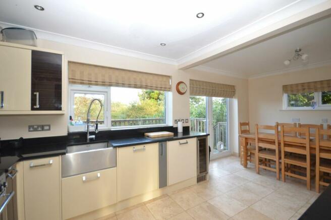 KITCHEN/DINING ROOM