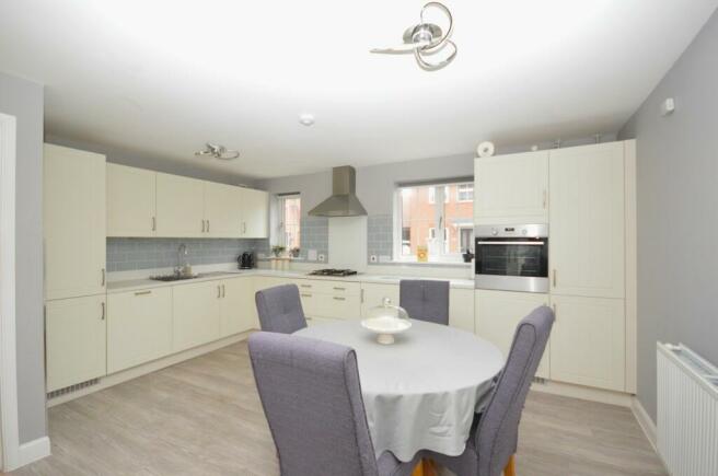 KITCHEN/DINING AREA