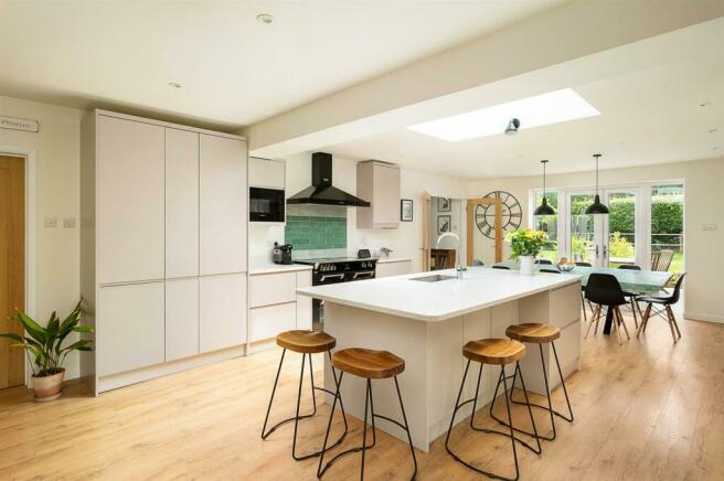 Open-plan kitchen / dining