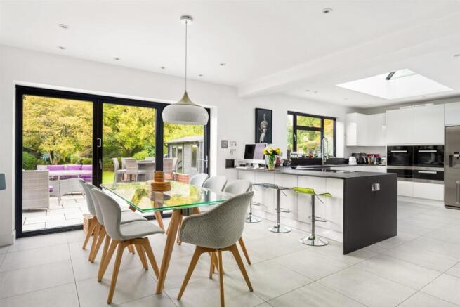 Open-plan kitchen / dining