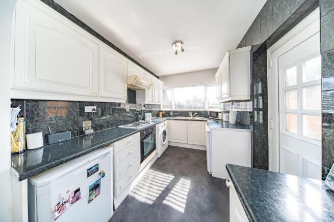10 Birch Grove kitchen.jpg