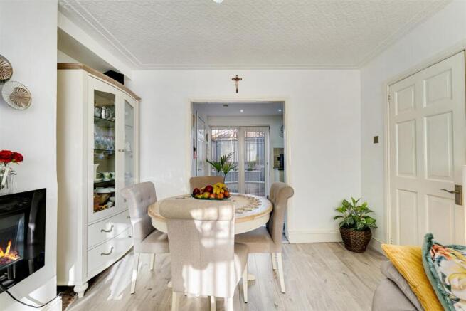 65 Hathersage Road dining area.jpg