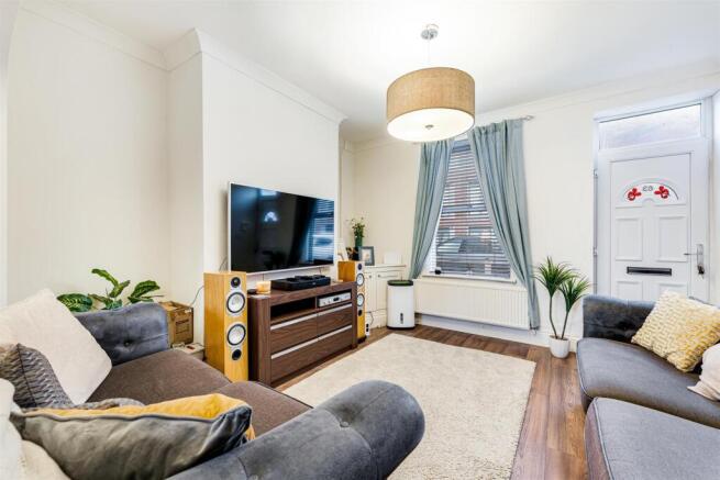 63 Albany Road lounge.jpg