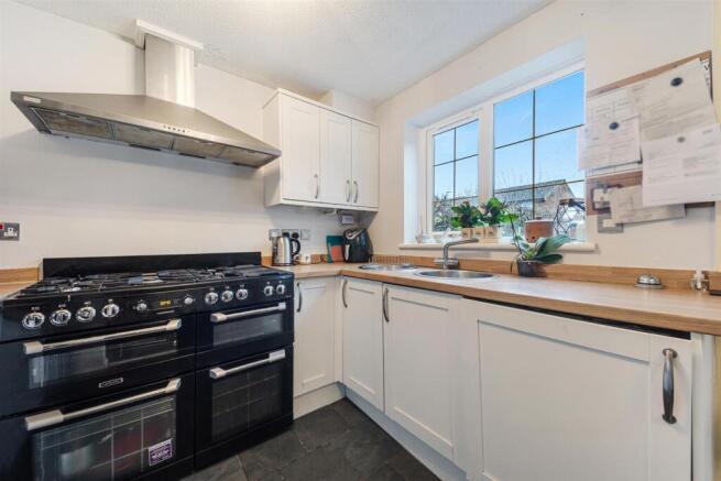 8 Canterbury Close -23.jpg