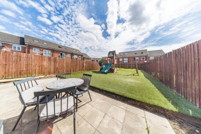 8 Riverside Mews garden 2.jpg