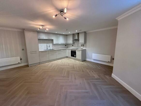 Spacious 2 bed Apartment - newly renovated in the