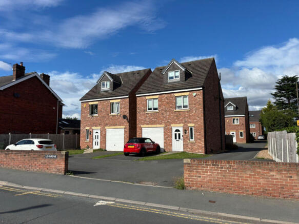 4 Bedroom Detached House in Outwood ***Suitable f