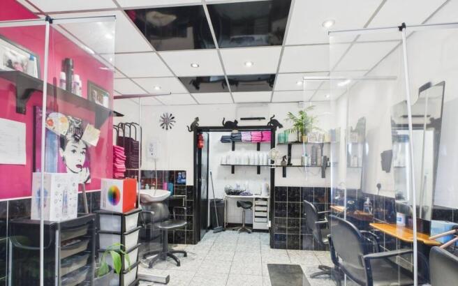 Prime Commercial Unit ¿ Former Hair Salon in th