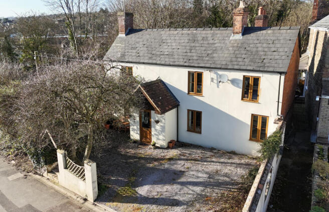 CHARMING FOUR-BEDROOM DETACHED COTTAGE CLOSE TO T