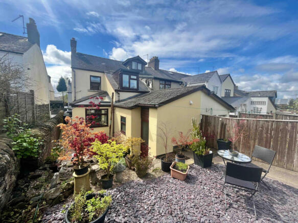 SPACIOUS END TERRACE FOR SALE WITH NO ONWARD CHAI
