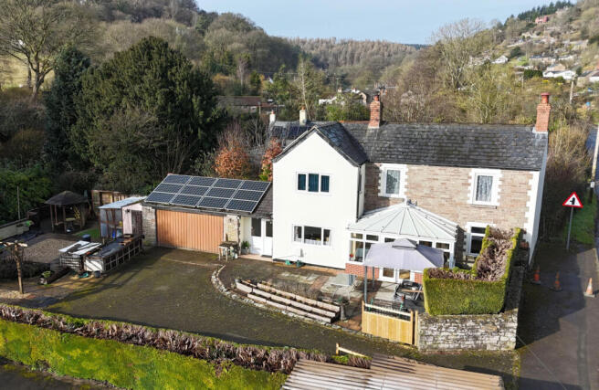 Beautiful Three Double Bedroom Cottage in Village