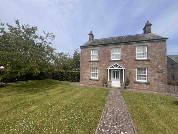 Beautiful three-bedroom detached cottage with pic