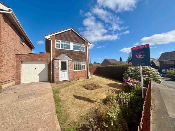 THREE-BEDROOM LINK-DETACHED HOME IN POPULAR VILLA