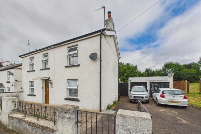 Spacious 5 Bedroom Family Home with Expansive Gar