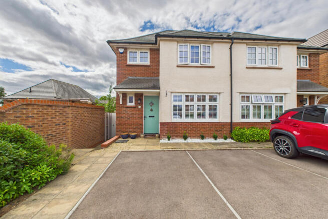 IMMACULATELY PRESENTED THREE-BEDROOM REDROW HERIT