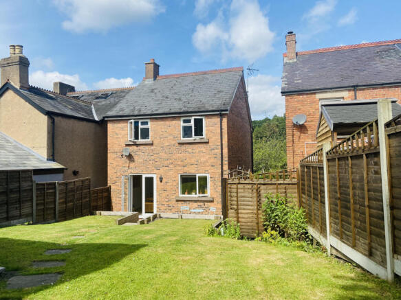 SUPERB COTTAGE STYLE HOME IN A GREAT VILLAGE LOCA