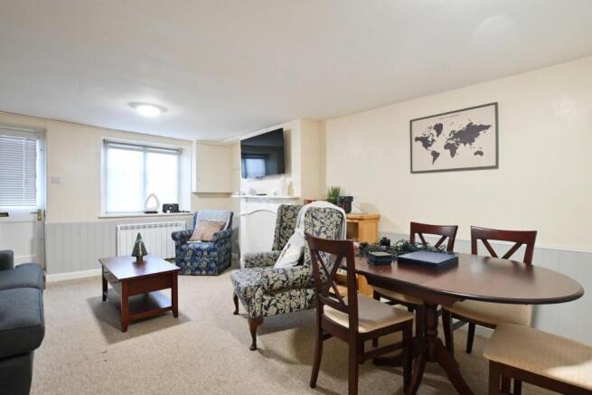 SITTING/DINING ROOM
