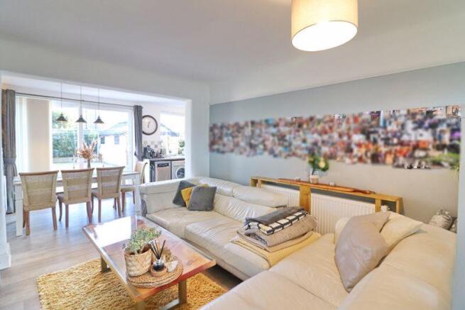 Lounge/Dining Area
