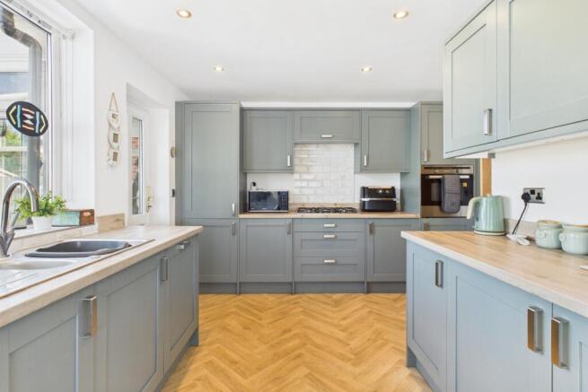 CAM03162G0-PR0328-STILL009