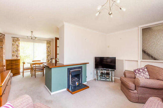 Lounge/Dining Roo...