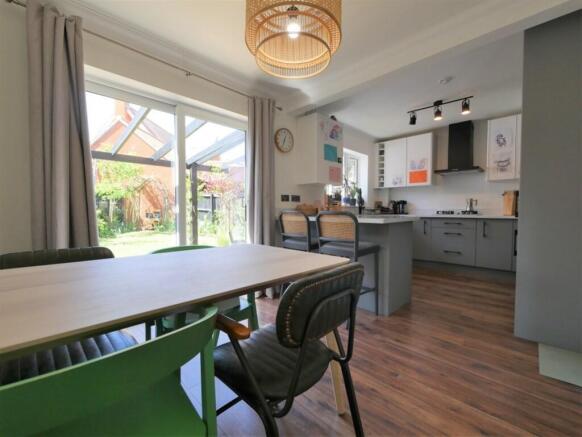 KITCHEN DINER1