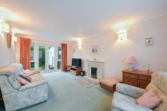 COURTLANDS CRESCENT 14 (13).jpg