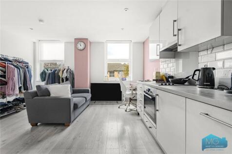 High Road, London, N20