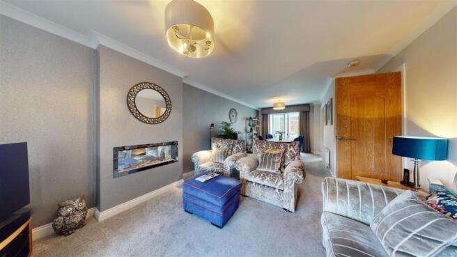 LOUNGE/DINING ROOM