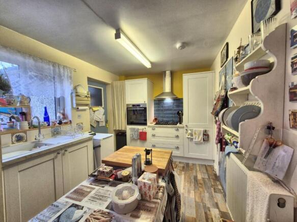 KITCHEN/DINING ROOM