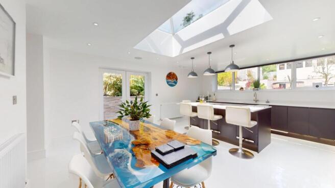 KITCHEN/DINING ROOM