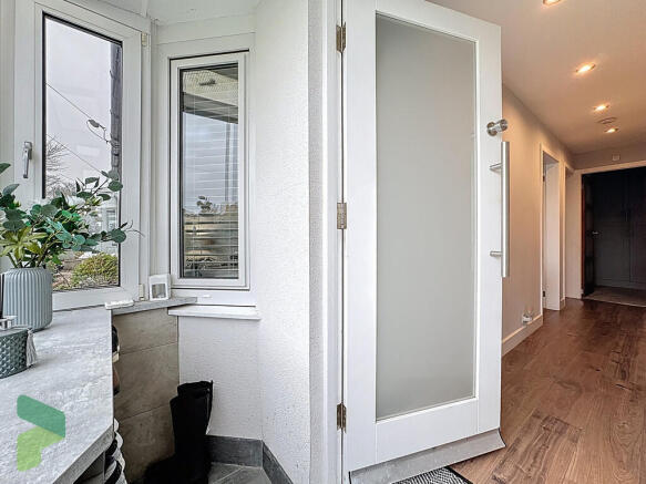 Porch through to ...