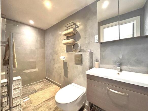 Ensuite 2.jpg