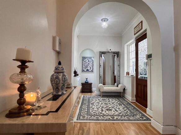 Entrance hall 2.jpg