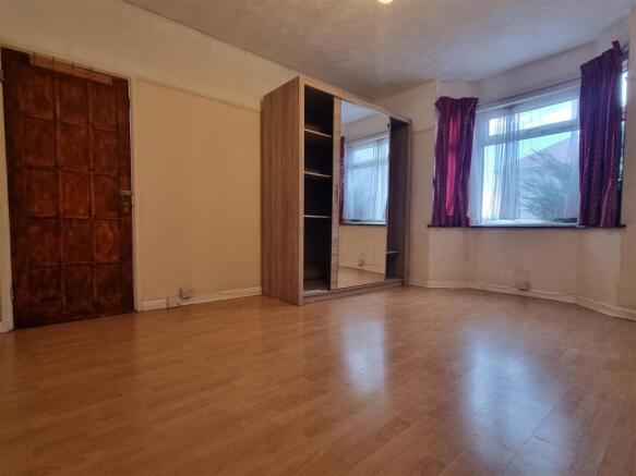FRONT ROOM.jpg