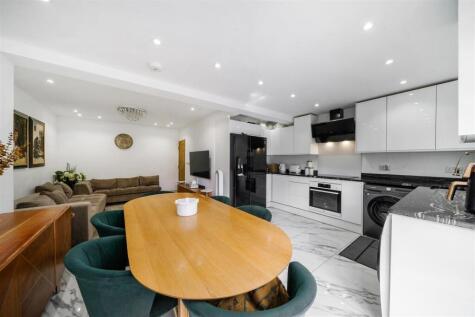 Robin Hood Way, Greenford