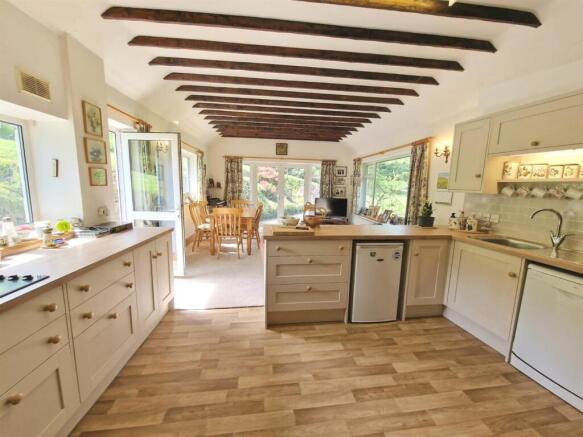 Kitchen 2.jpg