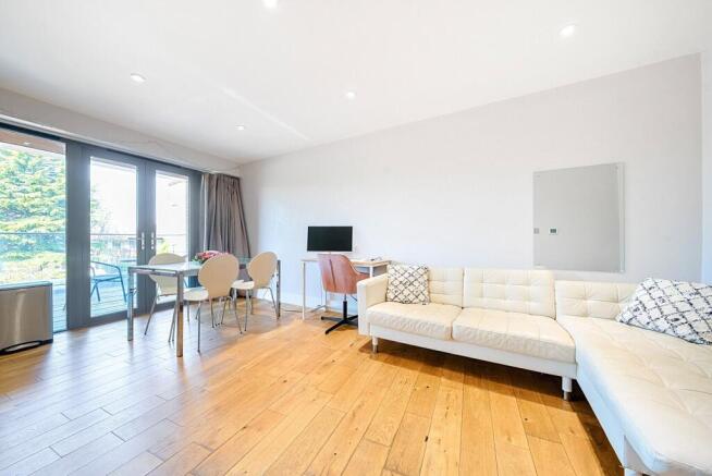 Living Room/Balcony