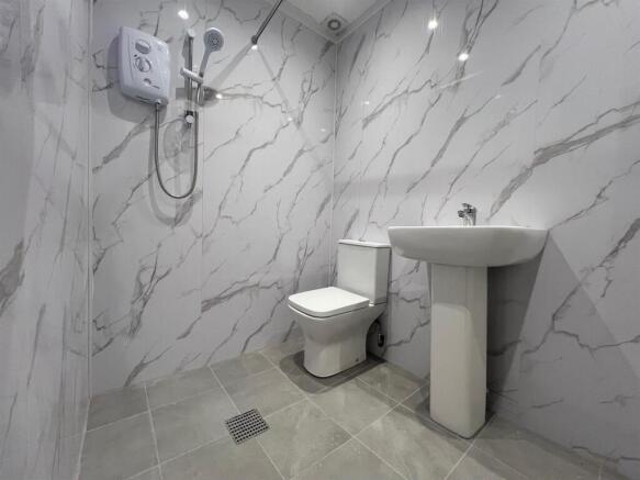 Flat2 wetroom1.jpg