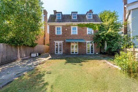 Lewiston Close, Worcester Park, KT4