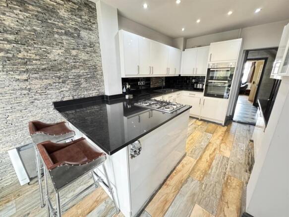 KITCHEN/BREAKFAST ROOM