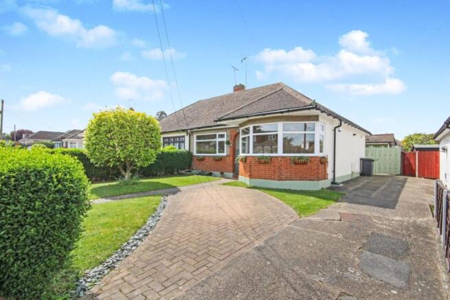 2 bedroom semi-detached bungalow for sale in Broad Way, Hockley, SS5, SS5