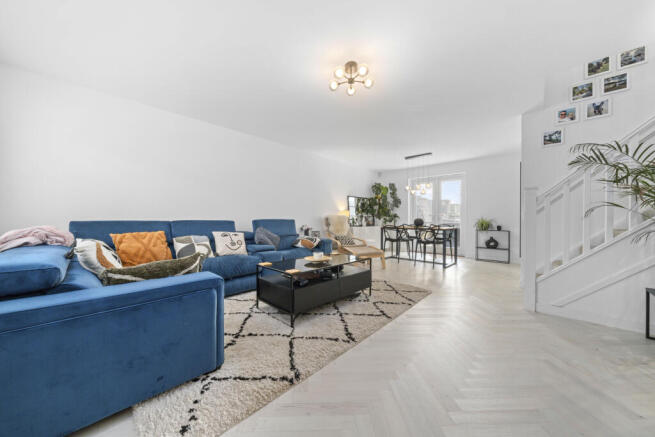 Lounge/Dining