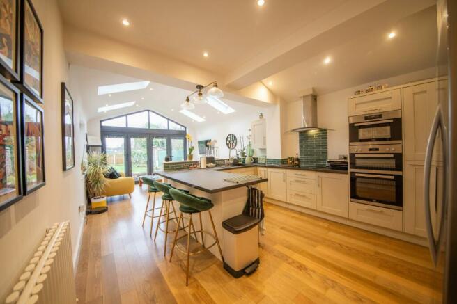 KITCHEN/DINING ROOM